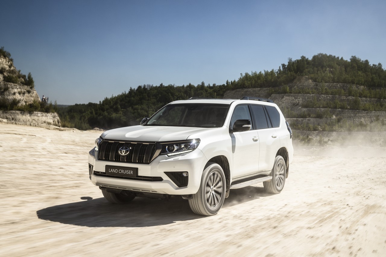 Modernizovaný Land Cruiser přináší vyšší výkon a jedinečný černý paket Black Pack
