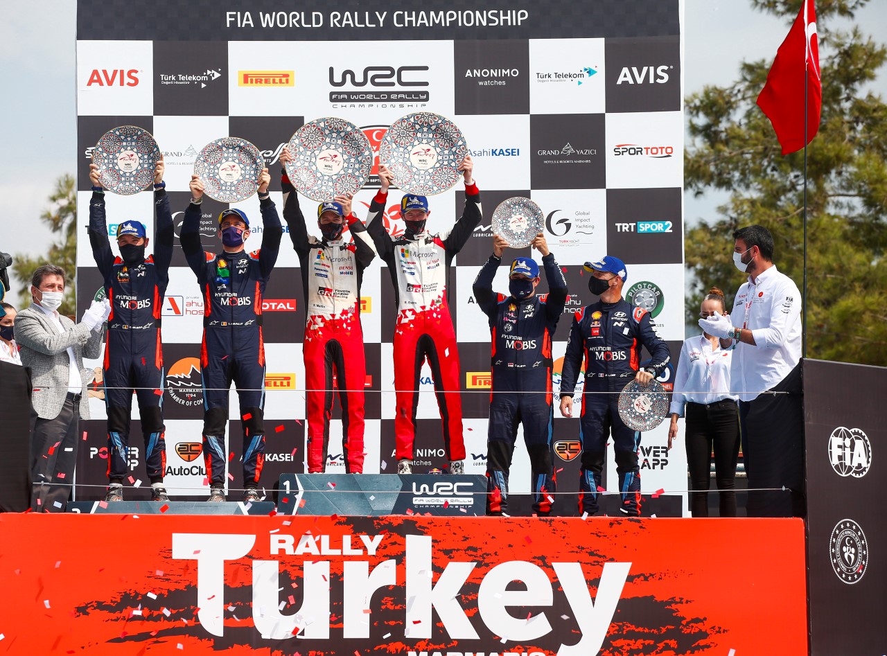 Evans s tímom TOYOTA GAZOO Racing si pripísal víťazstvo na Rely Turecko