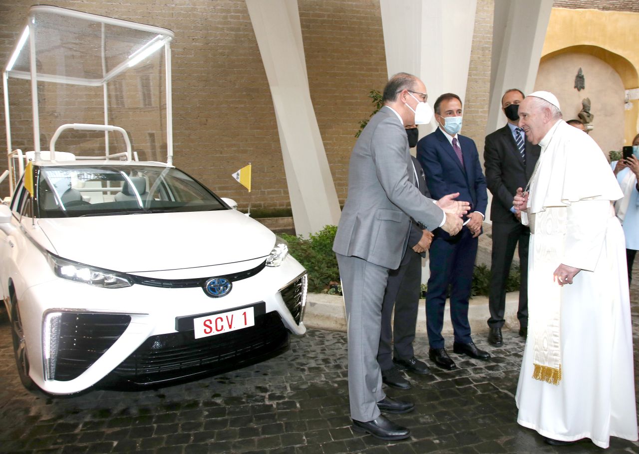 Hidrogén üzemanyagcellás Toyotát kapott Ferenc pápa
