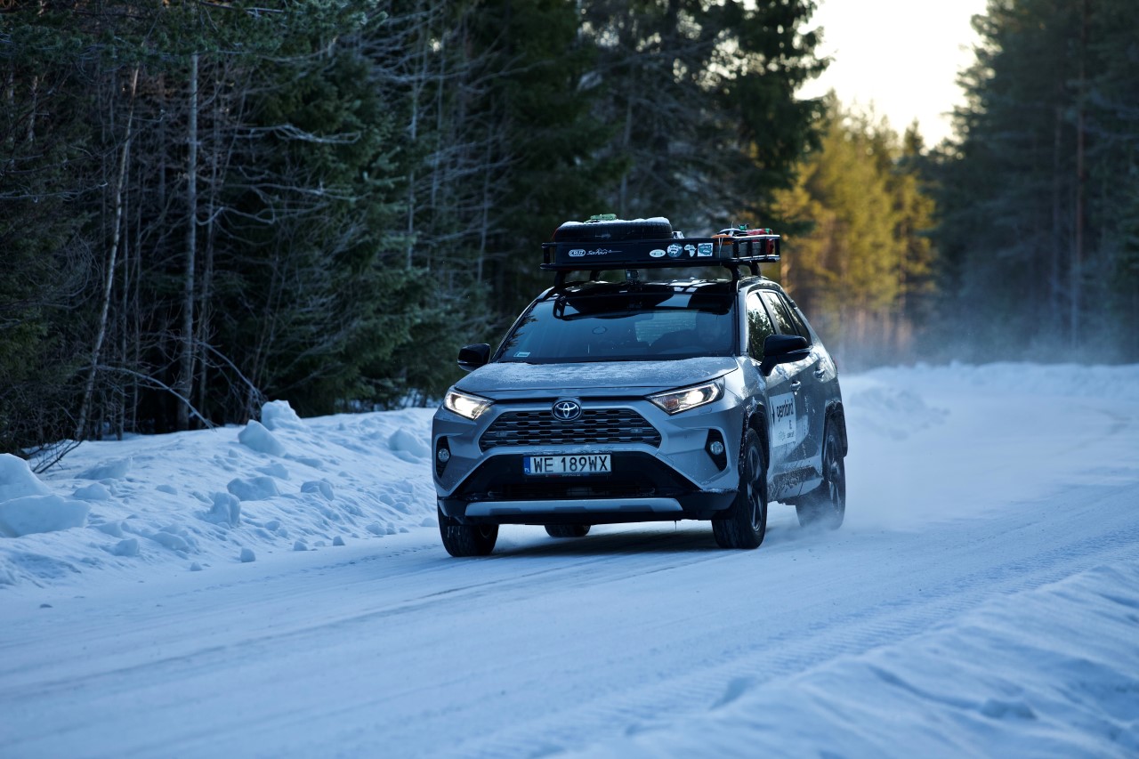 Zimowa wyprawa na Nordkapp hybrydową Toyotą RAV4 – premiera serialu Arkadego Fiedlera