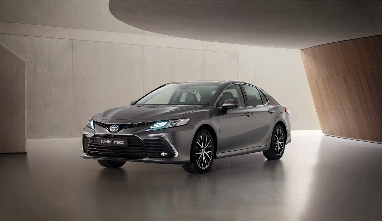 Odświeżona Camry Hybrid – nowy design i systemy bezpieczeństwa