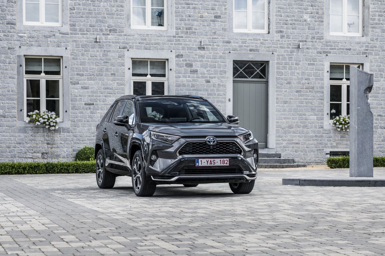 Biztonságosan és hatékonyan tölthető a vadonatúj Toyota a RAV4 Plug-in Hybrid 