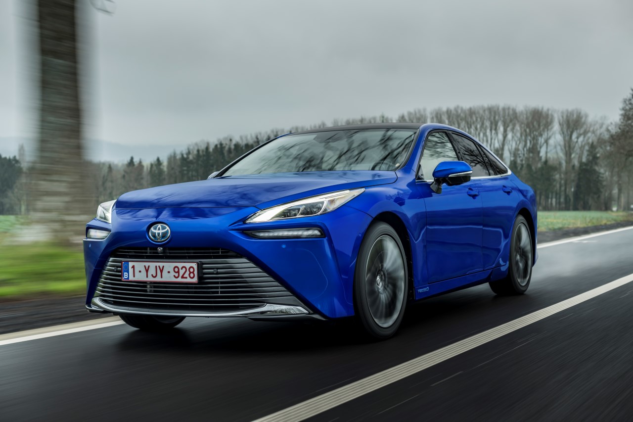 Toyota Mirai wprowadza do Polski nową technologię samochodów na wodór oczyszczających powietrze