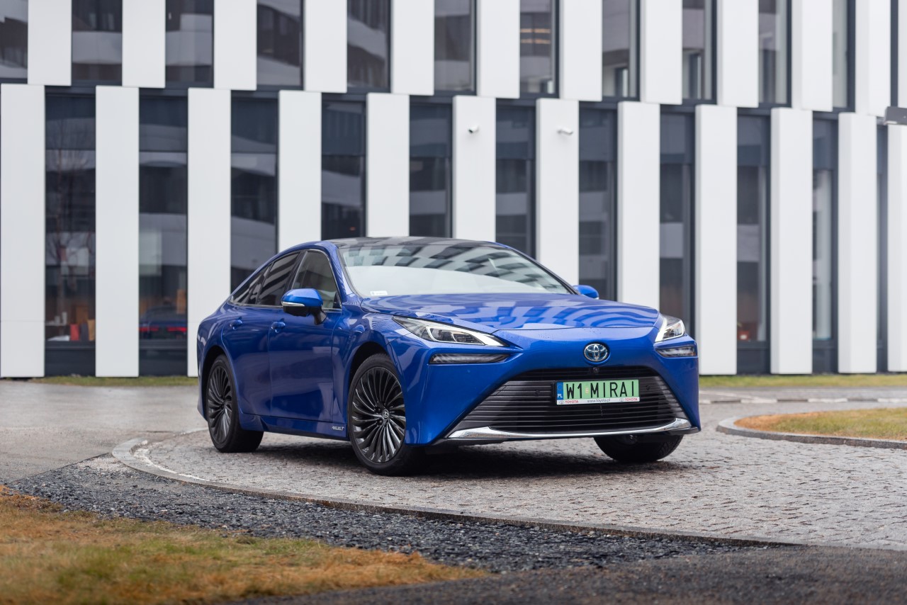 Toyota Mirai jest już dostępna w przedsprzedaży. Ceny od 299 900 zł