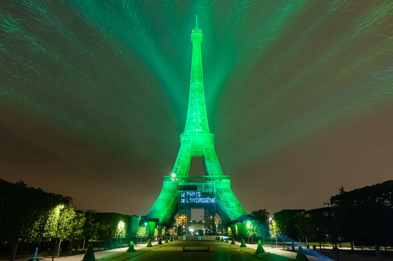 Eiffelovu věž rozzářilo světlo z vodíku