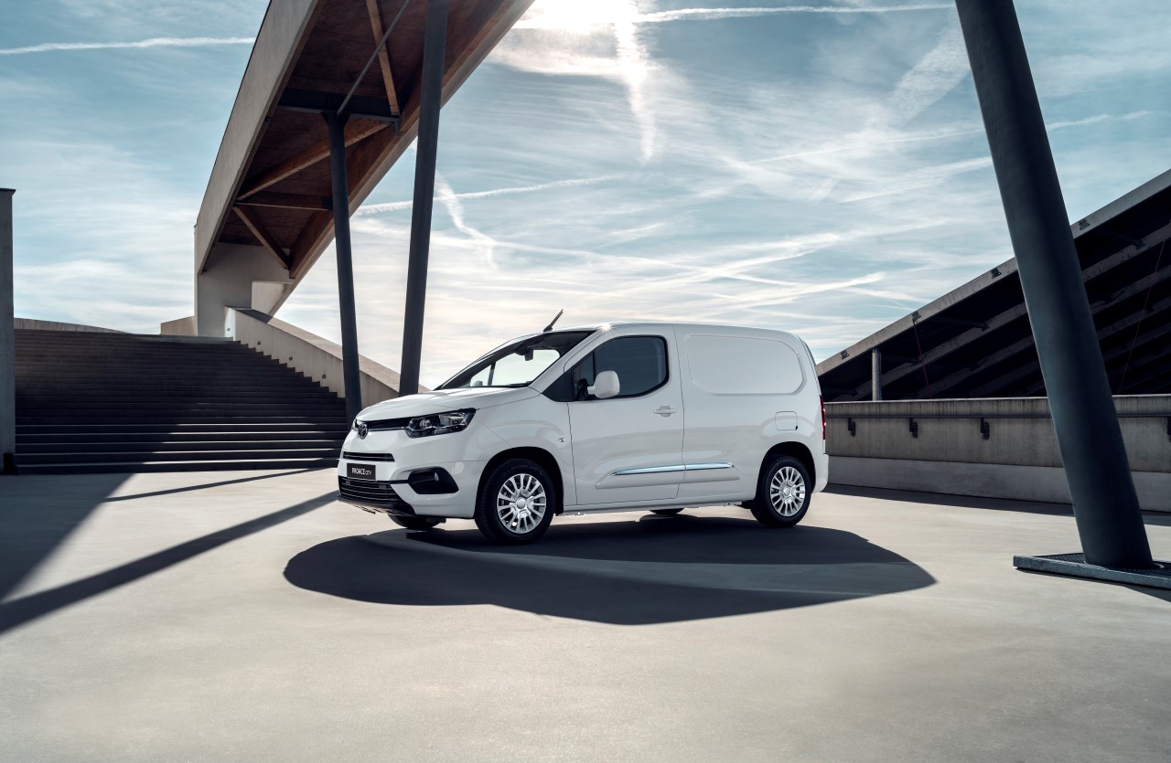 Toyota PROACE CITY zdecydowanym liderem segmentu. Niemal co drugi nowy pick-up to Toyota Hilux