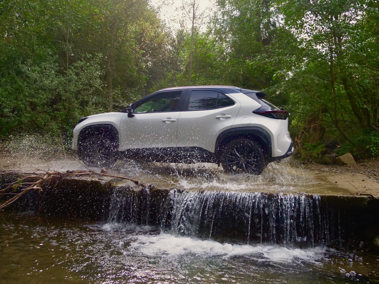 Napęd AWD-i w hybrydowych SUV-ach Toyoty. Jak działa?