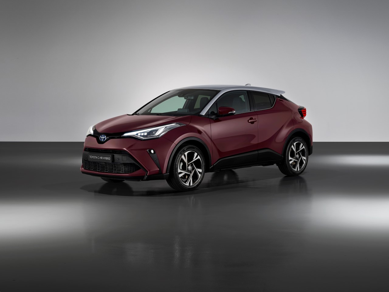 Toyota C-HR 2022. Zaawansowane multimedia Toyota Smart Connect i odświeżona wersja Style 