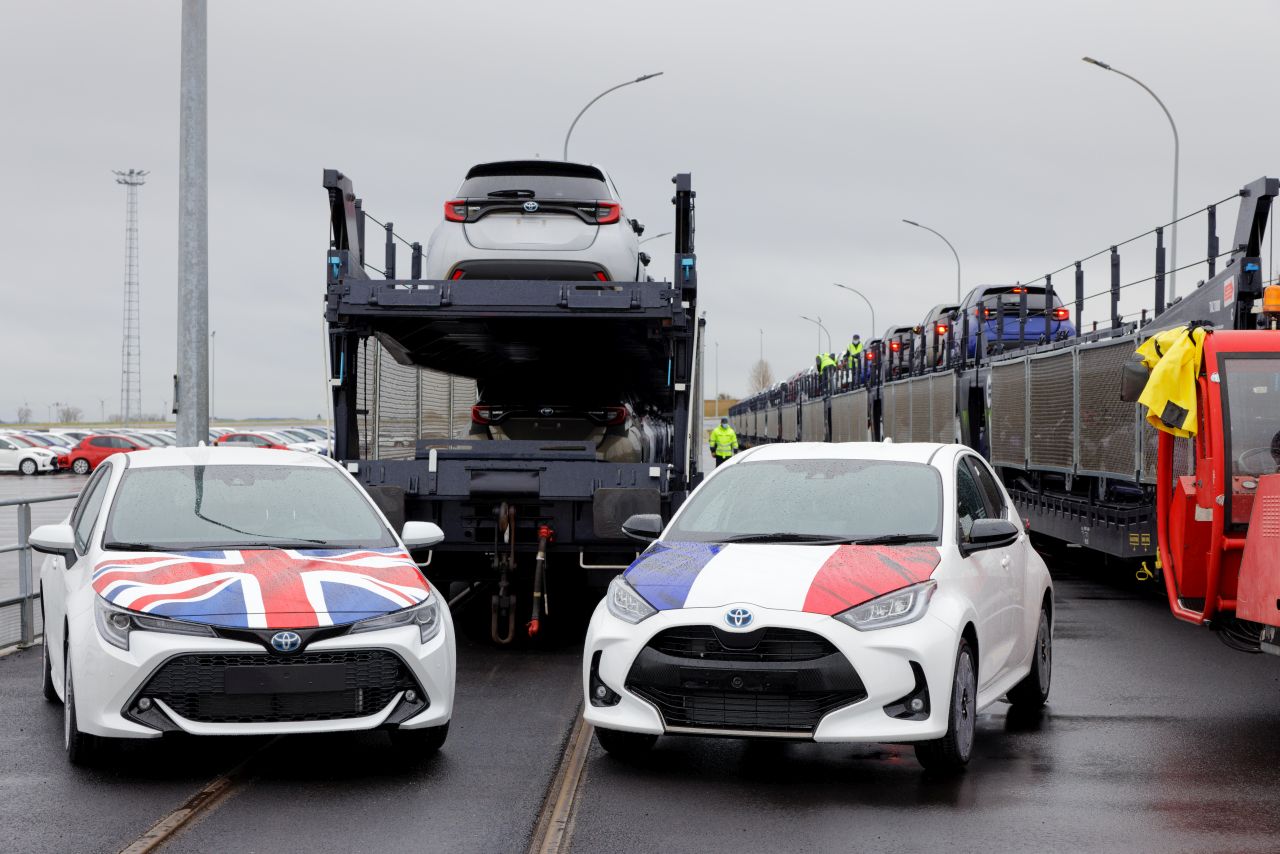 Toyota uruchomiła transport samochodów między Wielką Brytanią a Francją drogą kolejową. Nowy program niskoemisyjnej logistyki