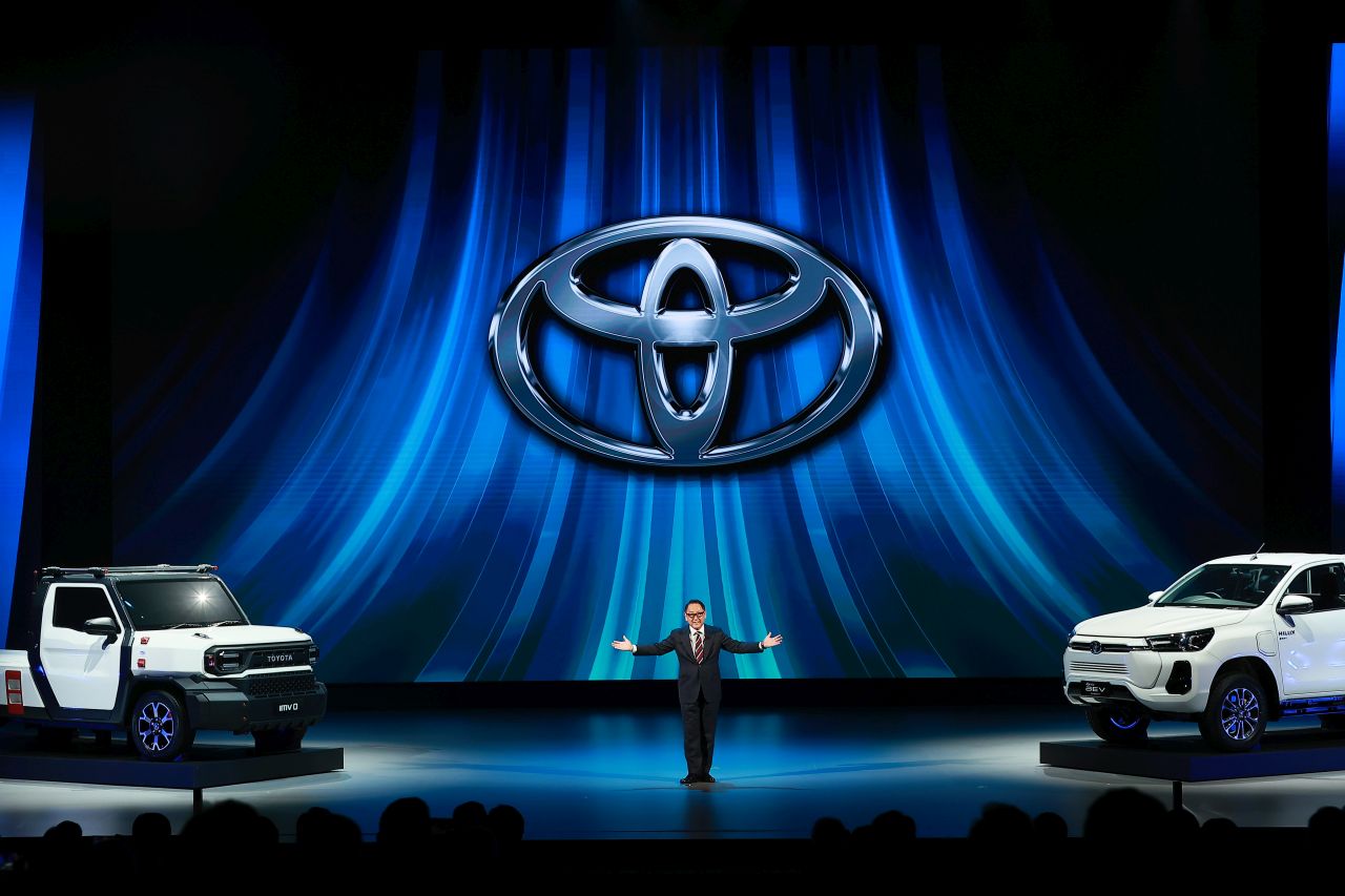 Akkumulátoros elektromos Hilux tanulmány leleplezésével ünnepelte a Toyota thaiföldi jelenlétének 60. évfordulóját