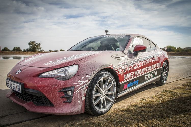 ÚJ GUINNESS CSÚCS: A TOYOTA GT86 ÉS JESSE ADAMS AUTÓS ÚJSÁGÍRÓ FELÁLLÍTOTTÁK A VILÁG LEGHOSSZABB DRIFT-REKORDJÁT