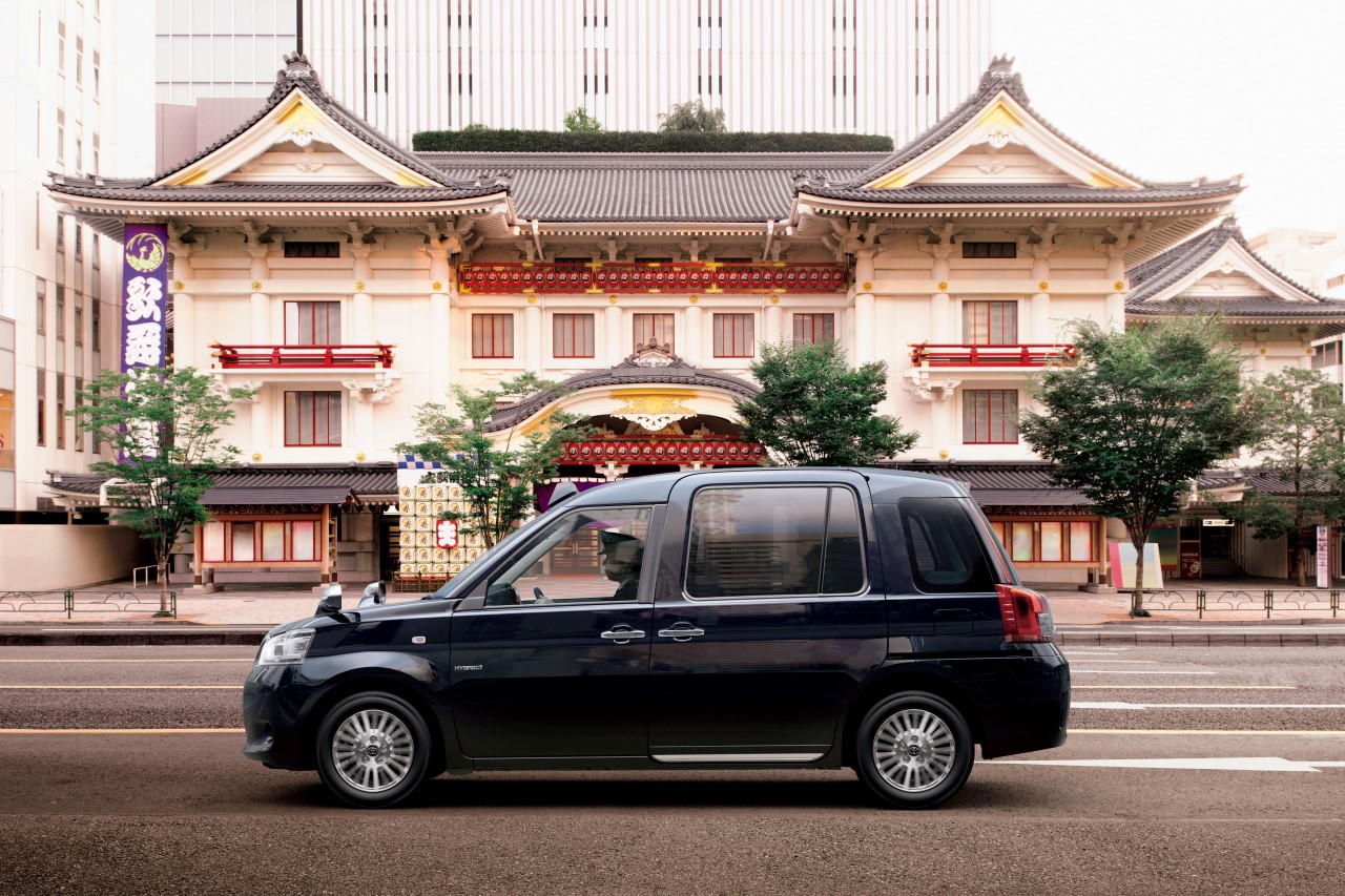 FORRADALMI, GÁZ-HIBRID MOTOR HAJTHATJA A JÖVŐ JAPÁN TAXIJÁT