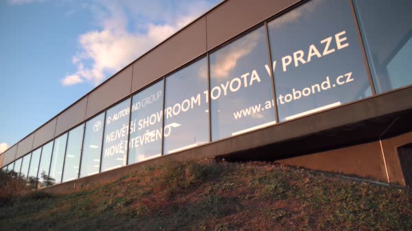 Toyota otevřela v Praze šestý showroom. Zaměřuje se mimo jiné i na užitkové vozy