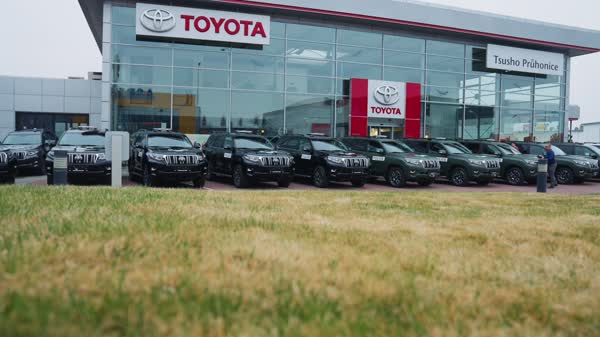 Toyota předala policii prvních 22 Land Cruiserů do těžkého terénu