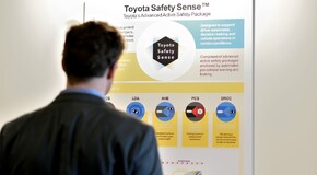 1.3 MILLIÓRÓL NULLÁRA CSÖKKENTENÉ A VILÁGBAN A HALÁLOS KÖZLEKEDÉSI BALESETEK SZÁMÁT A TOYOTA