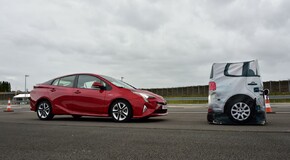 1.3 MILLIÓRÓL NULLÁRA CSÖKKENTENÉ A VILÁGBAN A HALÁLOS KÖZLEKEDÉSI BALESETEK SZÁMÁT A TOYOTA