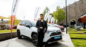 KIRÁLY VIKTOR AZ ELSŐK KÖZÖTT VÁLTOTT A VADONATÚJ HIBRID TOYOTA RAV4-RE 