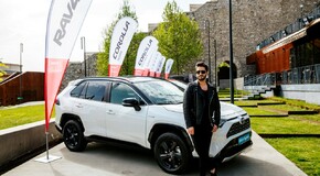 KIRÁLY VIKTOR AZ ELSŐK KÖZÖTT VÁLTOTT A VADONATÚJ HIBRID TOYOTA RAV4-RE 