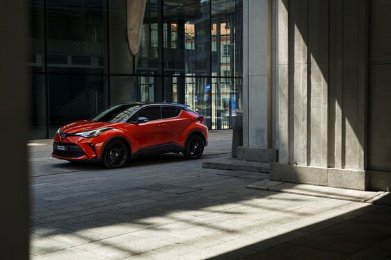 Toyota C-HR od 5 lat na polskim rynku. Ten samochód zrewolucjonizował segment C-SUV 