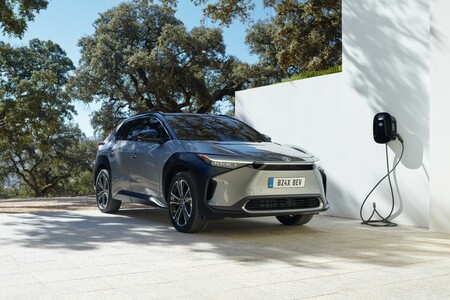 Nowa Toyota C-HR i inne ikony Toyoty podczas pokazów w salonach w całej Polsce