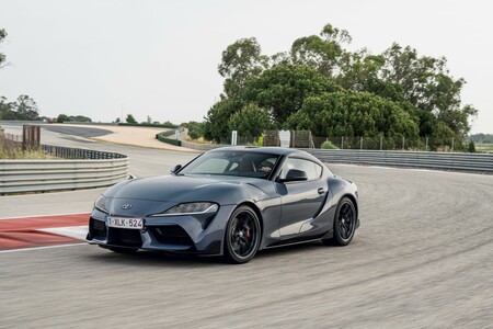 Toyota GR Supra, czyli torowe auto na drogi. Czym różni się wyścigowa wersja GT4?