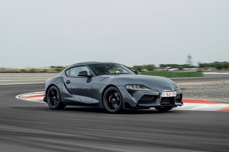 Toyota GR Supra, czyli torowe auto na drogi. Czym różni się wyścigowa wersja GT4?