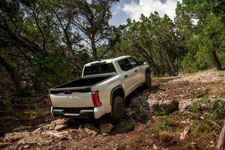 Toyota Tundra – terenowy pick-up z napędem hybrydowym. Czy da się to pogodzić?