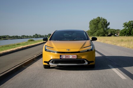 Nowa Toyota Prius Plug-in Hybrid z technologiami, które pomagają zmniejszyć zużycie paliwa i wydłużyć zasięg w trybie EV