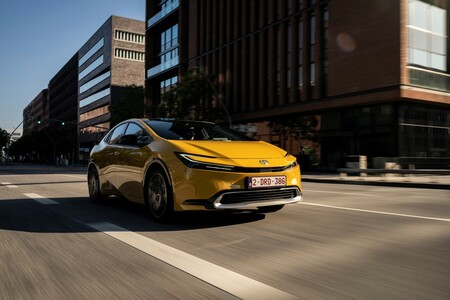 Nowa Toyota Prius Plug-in Hybrid z technologiami, które pomagają zmniejszyć zużycie paliwa i wydłużyć zasięg w trybie EV