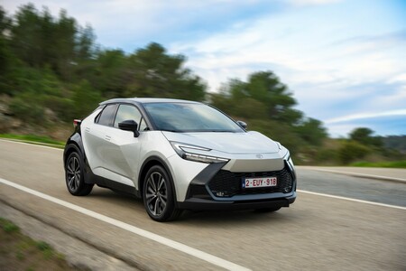 Toyota C-HR z hybrydą plug-in już od 176 900 zł. W gamie debiutuje nowa wersja wyposażenia