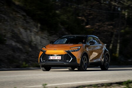 Toyota C-HR teraz z rabatem do 24 tys. zł. Oszczędne hybrydy i hybrydy plug-in w specjalnej ofercie