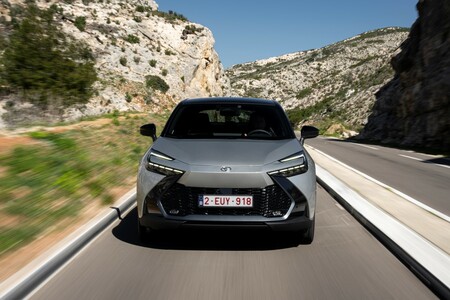 Toyota C-HR z hybrydą plug-in już od 176 900 zł. W gamie debiutuje nowa wersja wyposażenia
