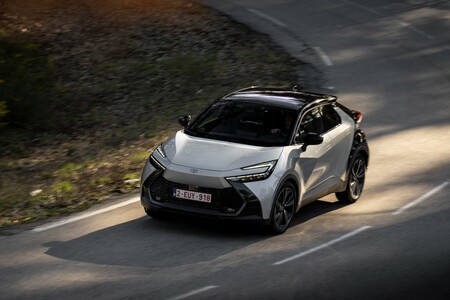 A technológiai forradalmat fűszerezi meg érzéki formákkal a vadonatúj Toyota C-HR plug-in hibrid