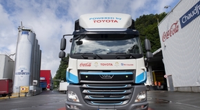 A Coca-Cola teszteli a Toyota melléktermékként tiszta vizet kibocsátó hidrogén üzemanyagcellás teherautóit  