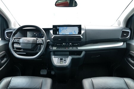 Cez týždeň práca, cez víkend zábava. S Toyota Professional na všetko stačí len jedno vozidlo