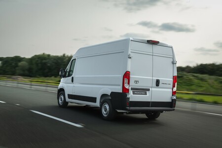 Wszechstronna Toyota PROACE MAX debiutuje na rynku. Duże możliwości konfiguracji i szeroka gama zabudów
