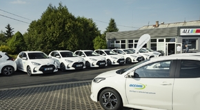 Toyota dodala 35 hybridních Yarisů české firmě ACCOM