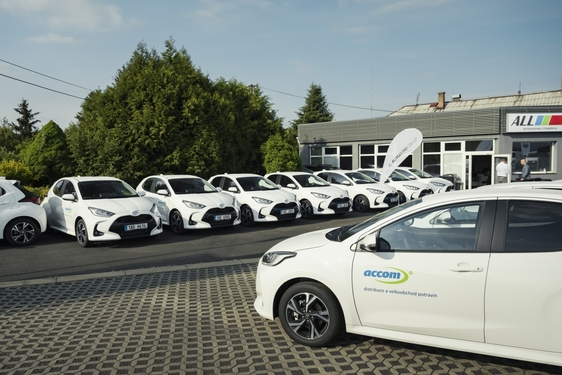 Toyota dodala 35 hybridních Yarisů české firmě ACCOM