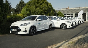 Toyota dodala 35 hybridních Yarisů české firmě ACCOM