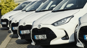 Toyota dodala 35 hybridních Yarisů české firmě ACCOM