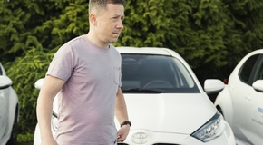 Toyota dodala 35 hybridních Yarisů české firmě ACCOM