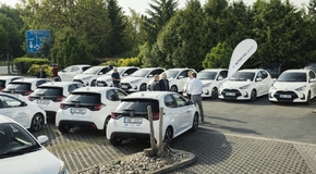 Toyota dodala 35 hybridních Yarisů české firmě ACCOM
