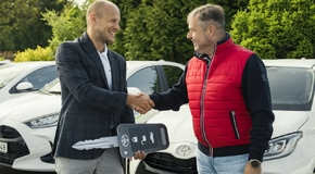 Toyota dodala 35 hybridních Yarisů české firmě ACCOM