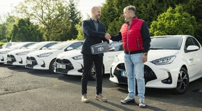 Toyota dodala 35 hybridních Yarisů české firmě ACCOM
