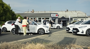 Toyota dodala 35 hybridních Yarisů české firmě ACCOM