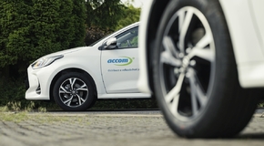 Toyota dodala 35 hybridních Yarisů české firmě ACCOM