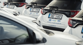 Toyota dodala 35 hybridních Yarisů české firmě ACCOM