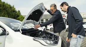Toyota dodala 35 hybridních Yarisů české firmě ACCOM