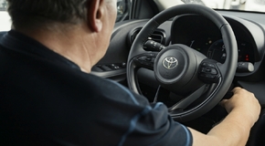Toyota dodala 35 hybridních Yarisů české firmě ACCOM