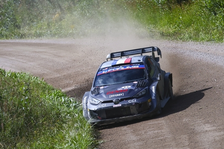 Ogier z Toyoty vyhrál v dramatickém finiši Rallye Finsko